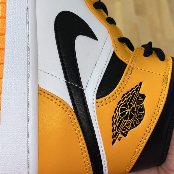 Air Jordan 1 Mid Shoes in TAXI/BLACK Combo 💛🖤 - Picture 9 of 14